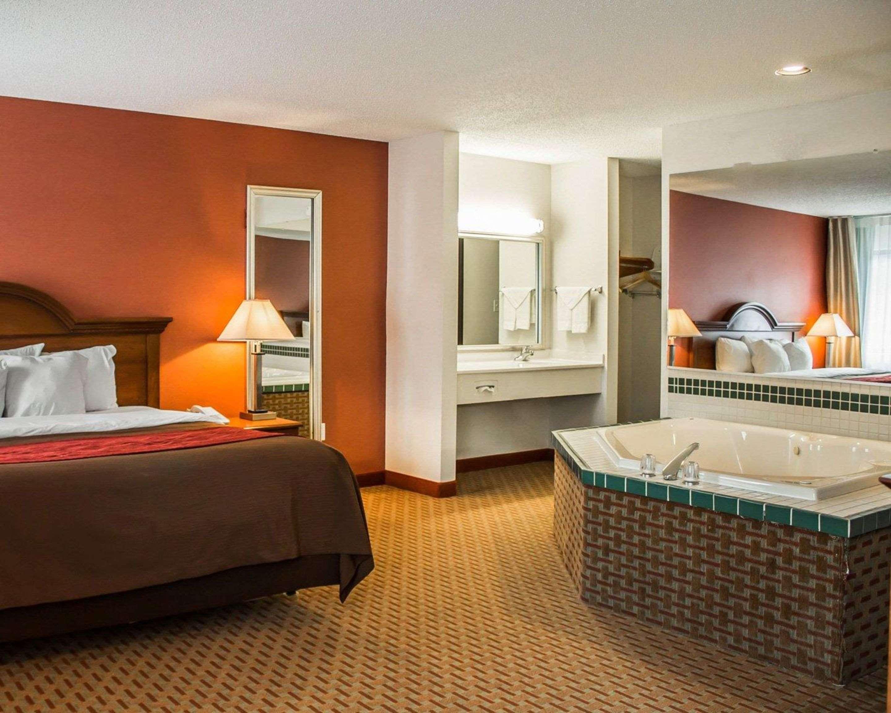 Quality Inn East Liverpool Екстериор снимка