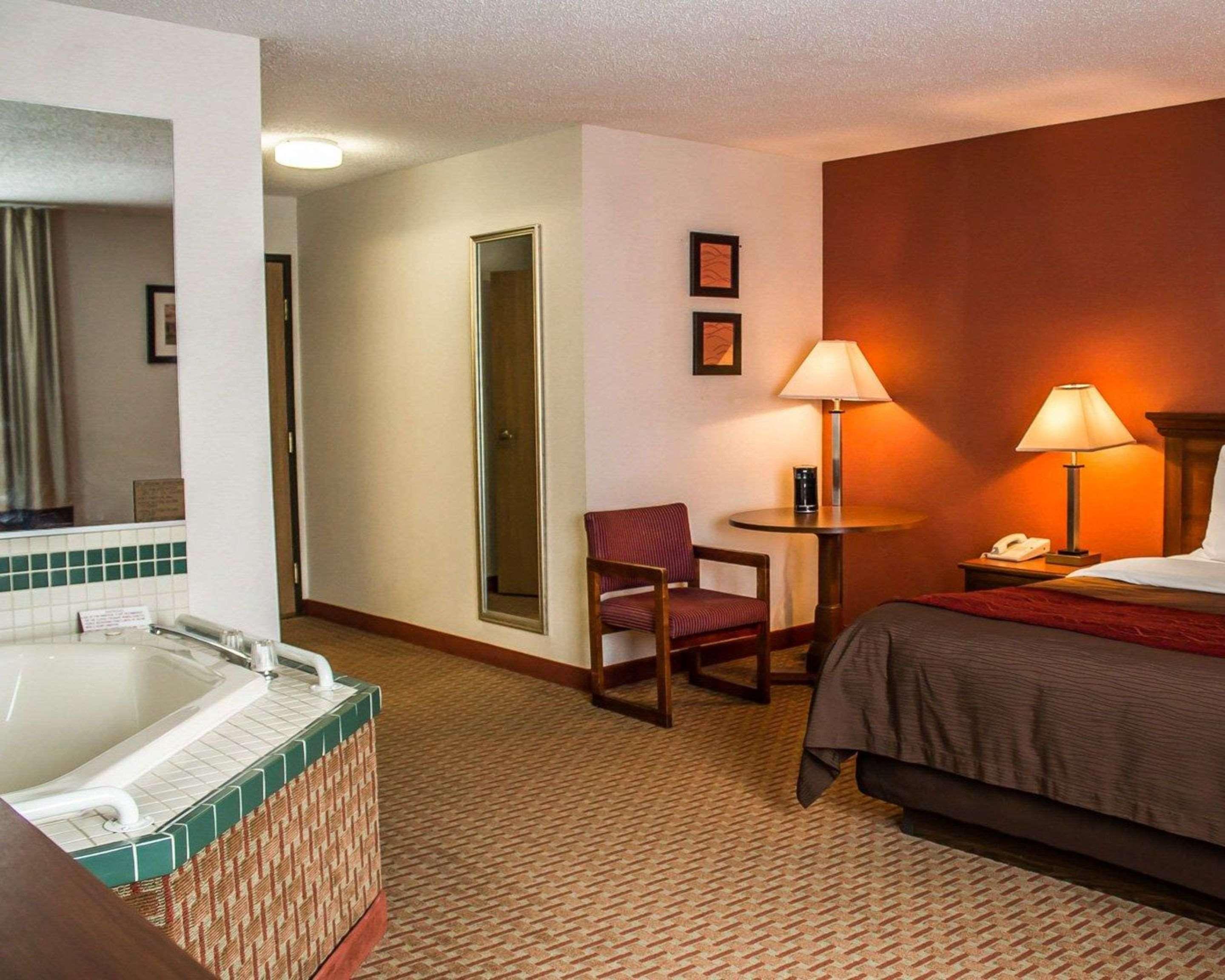 Quality Inn East Liverpool Екстериор снимка
